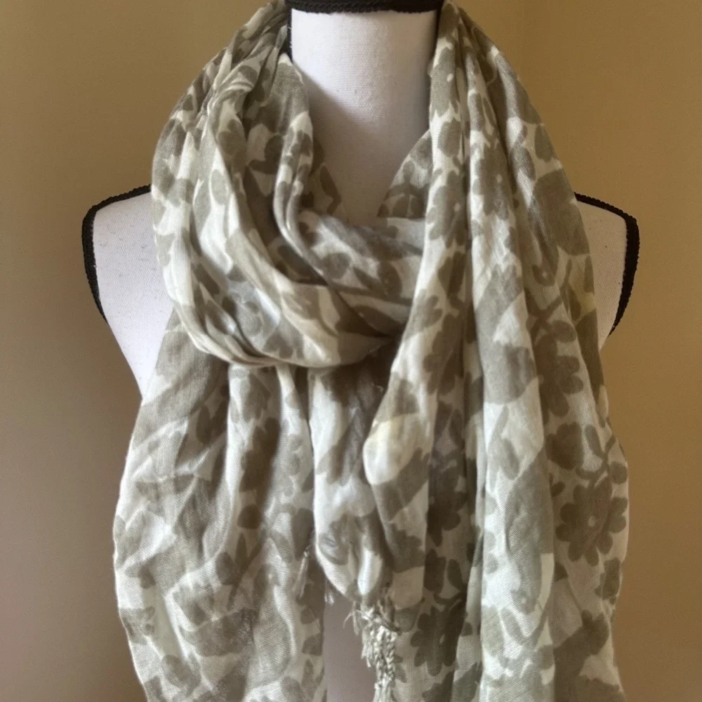 *OLD NAVY* Tan x White Floral Fashion Tassel Scarf
